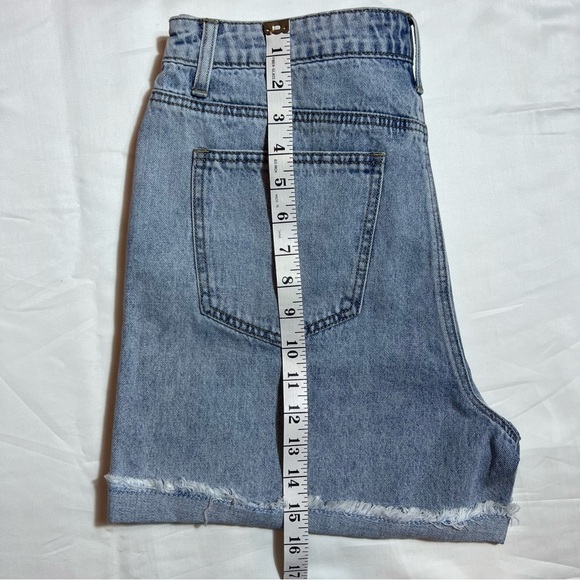 Easel Women's Mid-Rise Washed Denim Distress Shorts, Size Large - Picture 10 of 10